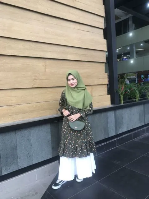 9 Potret Hijabers yang Santun Banget Pakai Tunik dan Rok. Kombinasi yang Sempurna! 12