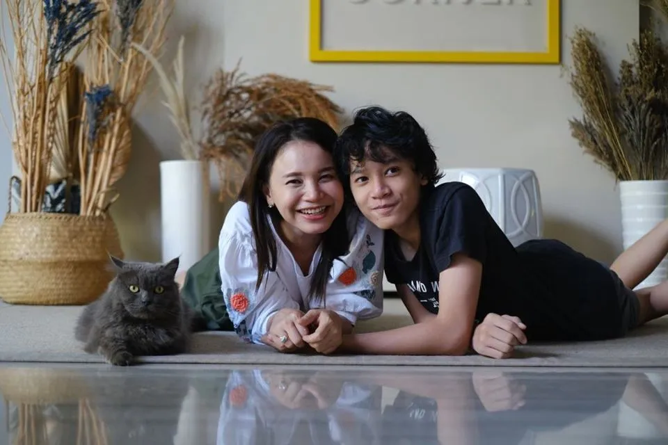 Pamer Foto 14 Tahun Lalu Bersama Anaknya, Warganet Kaget Wajah Rossa Tetap Awet Muda 2