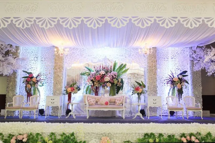 8 Ide Dekorasi Pelaminan Nuansa Ungu. Manis, Elegan dan Banyak Banget Penggemarnya! 10