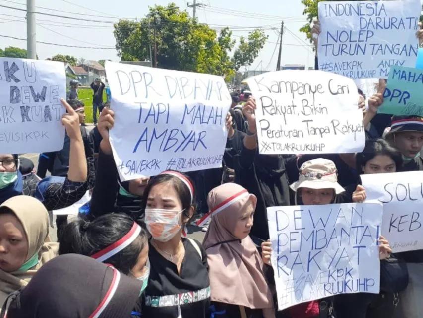 Kamu Pernah Gabut Saat Ikut Demonstrasi? Coba Lakukan 5 Hal ini Aja, biar Lebih Berguna~ 8