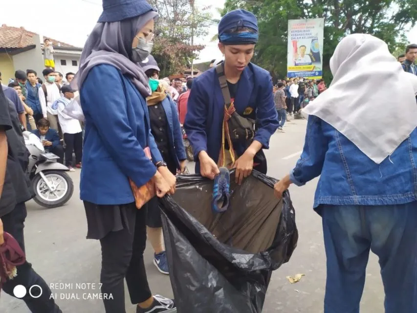Kamu Pernah Gabut Saat Ikut Demonstrasi? Coba Lakukan 5 Hal ini Aja, biar Lebih Berguna~ 6