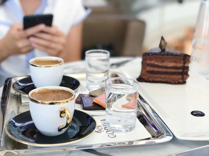 6 Cara Unik Minum Kopi di Berbagai Negara. Ada yang Ngopi Sambil Berdiri di Kafe karena Lebih Murah 12
