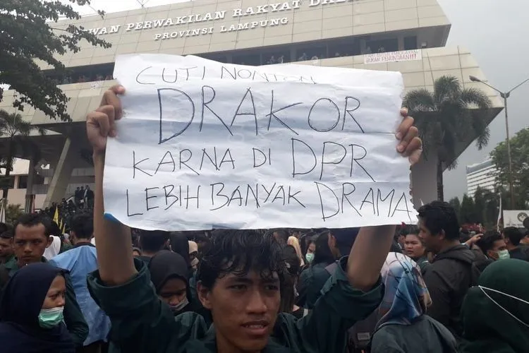 10 Potret Demo ini Bukti bahwa K-Popers juga Peduli Nasib Bangsa. Aksi Dulu, Drakor Nanti Lagi~ 11