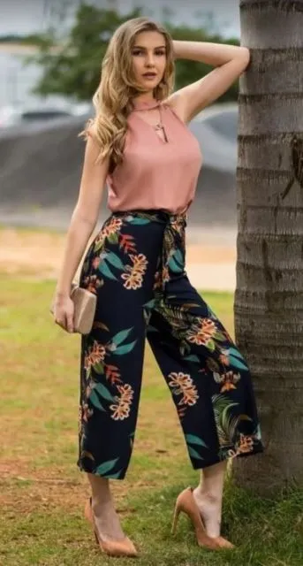 5 Alasan Kenapa Mulai Sekarang Jangan Ragu Lagi Pakai Kulot Motif Bunga. Cantik dan Elegan! 9