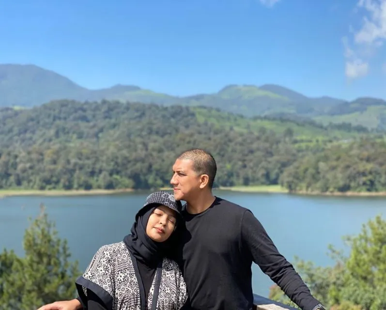 Terapkan Physical Distancing, Cara Tantri Kotak dan Suaminya Boncengan Naik Motor Bikin Ngakak 2