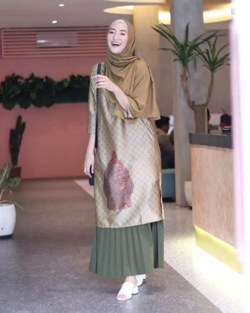 9 Potret Hijabers yang Santun Banget Pakai Tunik dan Rok. Kombinasi yang Sempurna! 17