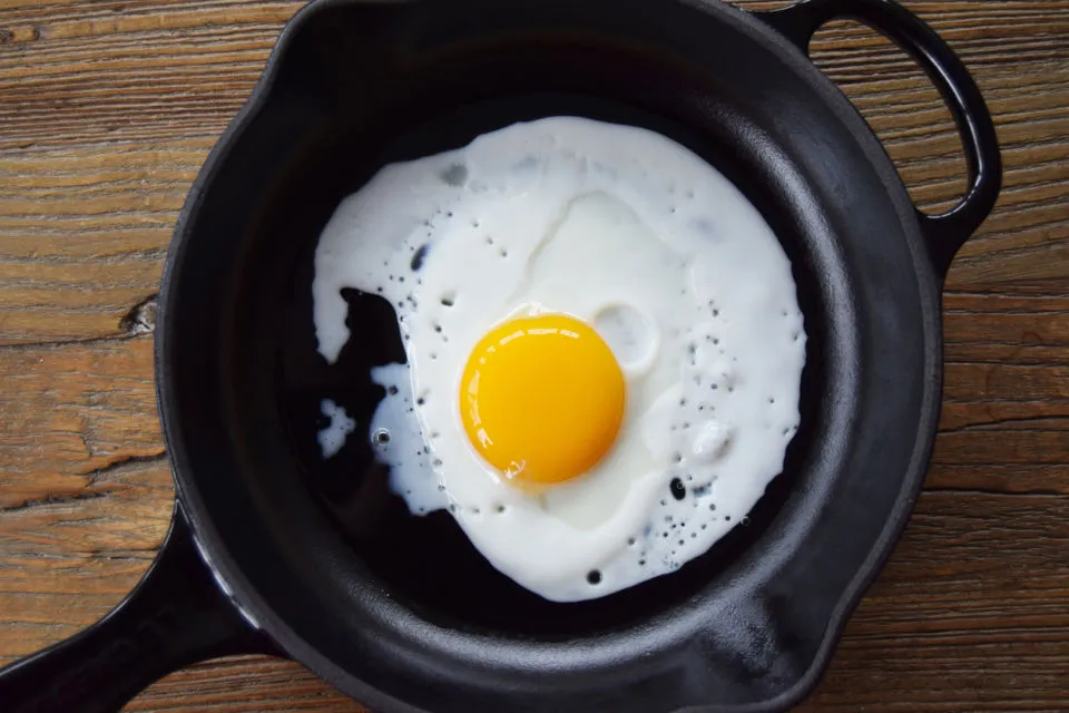 Telur Mata Sapi yang Setengah Matang Bisa Sempurna Bentuknya dengan 7 Trik ini. Oo, Begini? 8