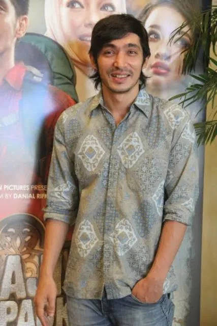 Biasa Tampil Cuek, Ini Pesona 5 Aktor Indonesia Saat Pakai Batik. Tambah Ganteng! 9