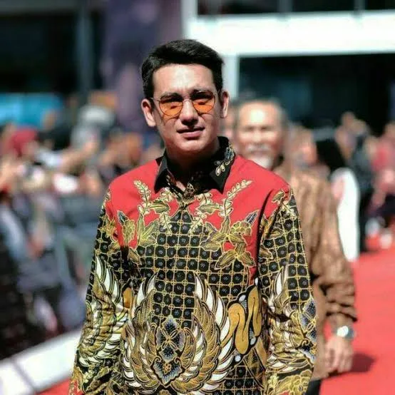 Biasa Tampil Cuek, Ini Pesona 5 Aktor Indonesia Saat Pakai Batik. Tambah Ganteng! 10