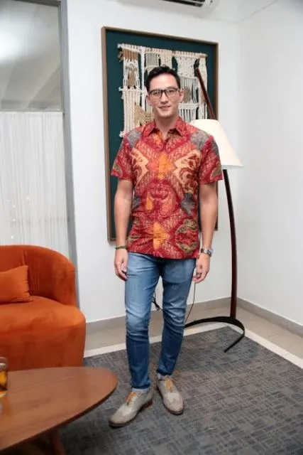 Biasa Tampil Cuek, Ini Pesona 5 Aktor Indonesia Saat Pakai Batik. Tambah Ganteng! 8