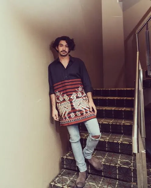 Biasa Tampil Cuek, Ini Pesona 5 Aktor Indonesia Saat Pakai Batik. Tambah Ganteng! 6