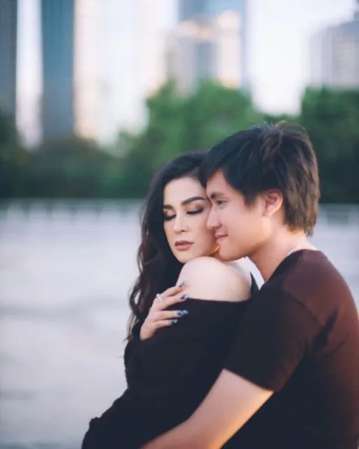 Manisnya 10 Potret Pre-wedding Kevin Aprilio dan Vicy Melanie. Serba Hitam Namun Tetap Elegan! 17