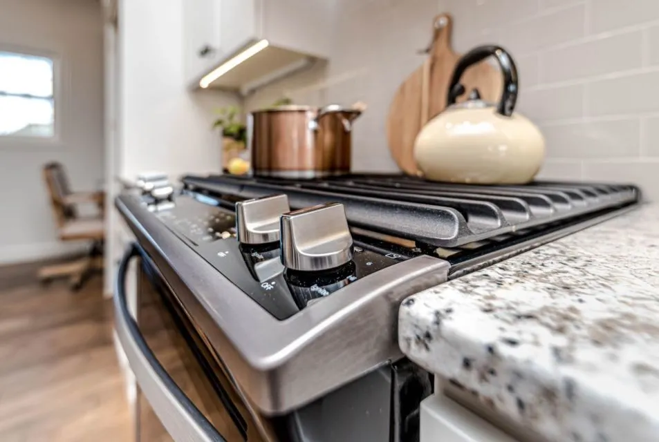 6 Kelebihan Kompor Tanam yang Menyatu dengan Meja Dapur. Ringkas, Desain Modern, Rapi Terus! 10