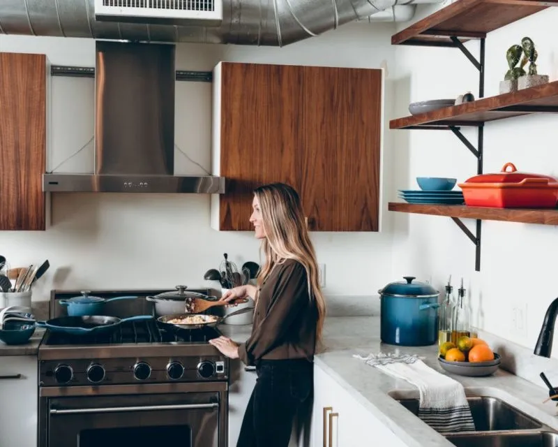 6 Kelebihan Kompor Tanam yang Menyatu dengan Meja Dapur. Ringkas, Desain Modern, Rapi Terus! 11