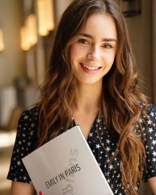 Mengintip 6 Fakta Menarik Lily Collins; Pemeran Utama dalam Serial 'Emily in Paris' yang Lagi Viral 7