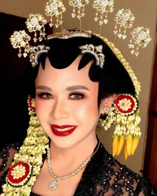 13 Aplikasi Lipstik Merah pada Make-up Pernikahan. Tampil Standout Bisa kok Tetap Elegan~ 15