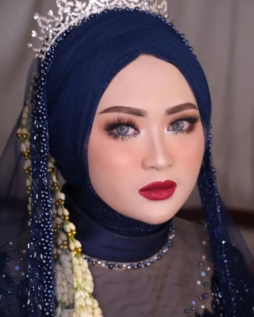 13 Aplikasi Lipstik Merah pada Make-up Pernikahan. Tampil Standout Bisa kok Tetap Elegan~ 19