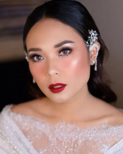 13 Aplikasi Lipstik Merah pada Make-up Pernikahan. Tampil Standout Bisa kok Tetap Elegan~ 18