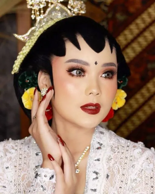 13 Aplikasi Lipstik Merah pada Make-up Pernikahan. Tampil Standout Bisa kok Tetap Elegan~ 21