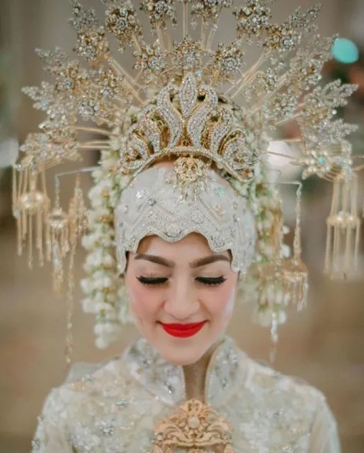 13 Aplikasi Lipstik Merah pada Make-up Pernikahan. Tampil Standout Bisa kok Tetap Elegan~ 17
