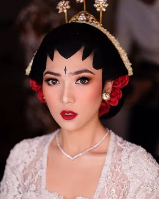 13 Aplikasi Lipstik Merah pada Make-up Pernikahan. Tampil Standout Bisa kok Tetap Elegan~ 14