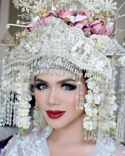 13 Aplikasi Lipstik Merah pada Make-up Pernikahan. Tampil Standout Bisa kok Tetap Elegan~ 23
