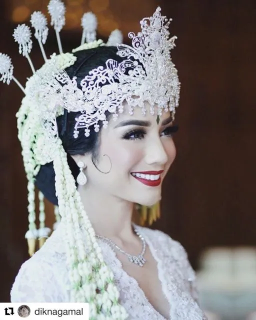 13 Aplikasi Lipstik Merah pada Make-up Pernikahan. Tampil Standout Bisa kok Tetap Elegan~ 22