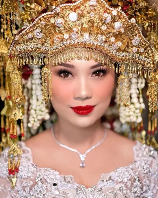 13 Aplikasi Lipstik Merah pada Make-up Pernikahan. Tampil Standout Bisa kok Tetap Elegan~ 26