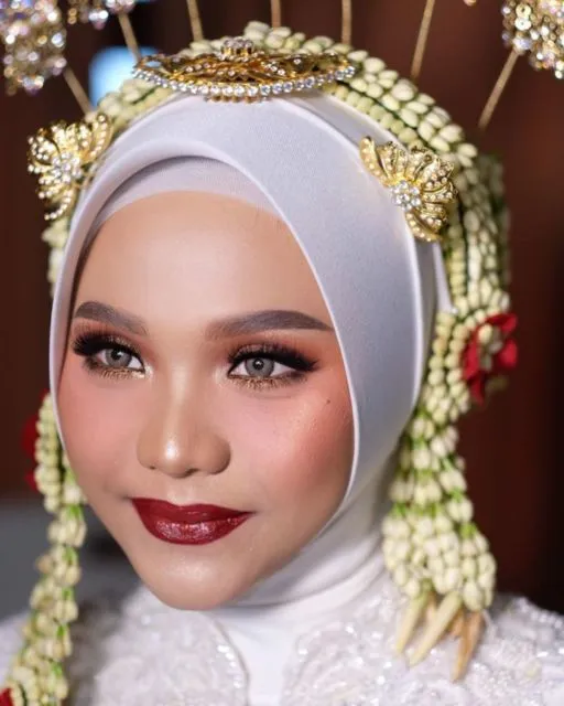 13 Aplikasi Lipstik Merah pada Make-up Pernikahan. Tampil Standout Bisa kok Tetap Elegan~ 24