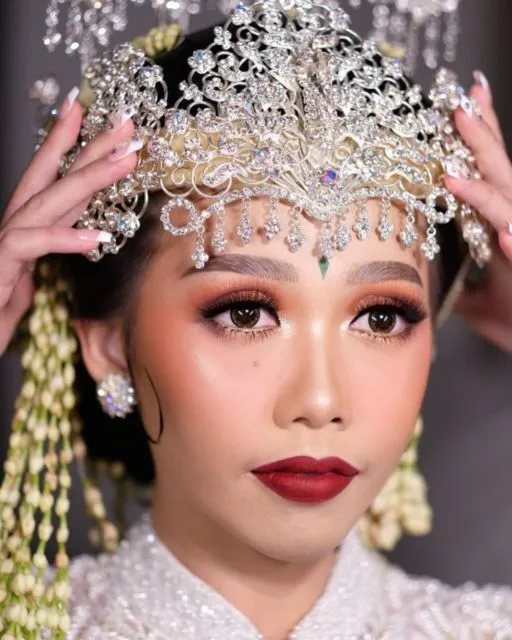 13 Aplikasi Lipstik Merah pada Make-up Pernikahan. Tampil Standout Bisa kok Tetap Elegan~ 25