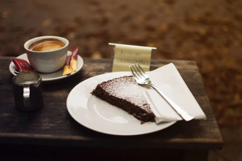 6 Cara Unik Minum Kopi di Berbagai Negara. Ada yang Ngopi Sambil Berdiri di Kafe karena Lebih Murah 10