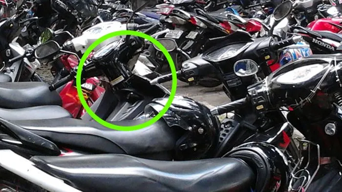 Menjawab Keresahan Bintang Emon: 4 Hal di Balik Kebiasaan Orang Kunci Setang Motor di Parkiran 6