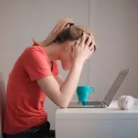 5 Faktor Pemicu Stres Kerja. Mulai dari Jobdesk Nggak Masuk Akal sampai ke Lingkungan