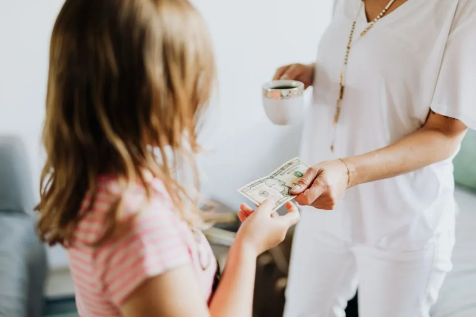 6 Hal Soal Uang yang Wajib Diajarkan pada Anak Sejak Dini. Yuk, Ajak Dia Mandiri! 9