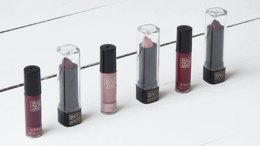 5 Alasan Kenapa Cewek Selalu Punya Lipstik Lebih dari Satu. Warnanya Sih Itu-Itu Aja :( 6