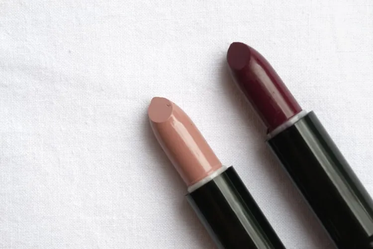 5 Alasan Kenapa Cewek Selalu Punya Lipstik Lebih dari Satu. Warnanya Sih Itu-Itu Aja :( 8