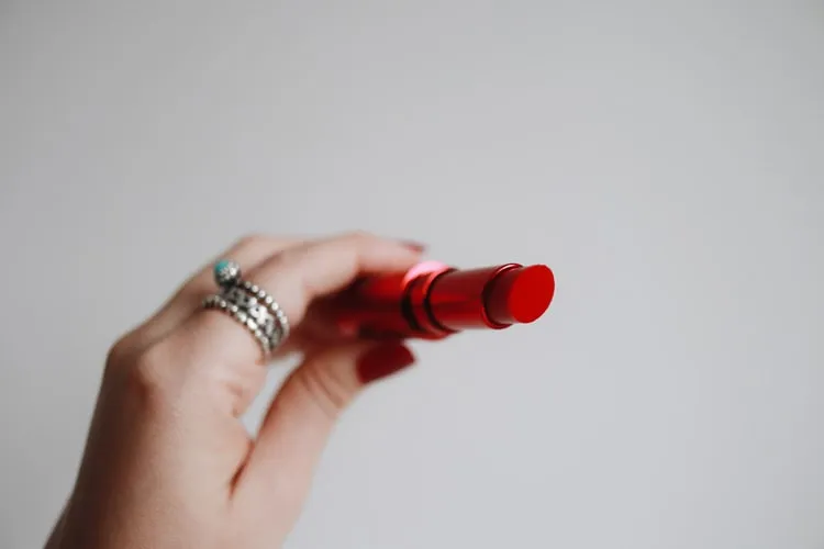 5 Alasan Kenapa Cewek Selalu Punya Lipstik Lebih dari Satu. Warnanya Sih Itu-Itu Aja :( 9