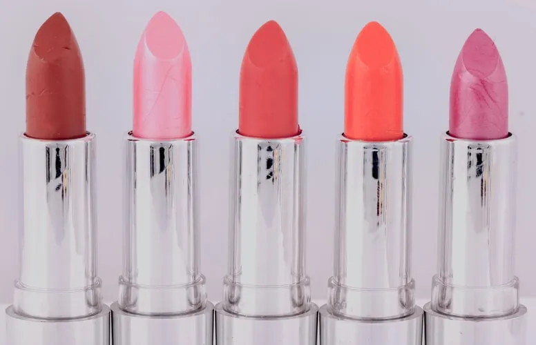 5 Alasan Kenapa Cewek Selalu Punya Lipstik Lebih dari Satu. Warnanya Sih Itu-Itu Aja :( 10