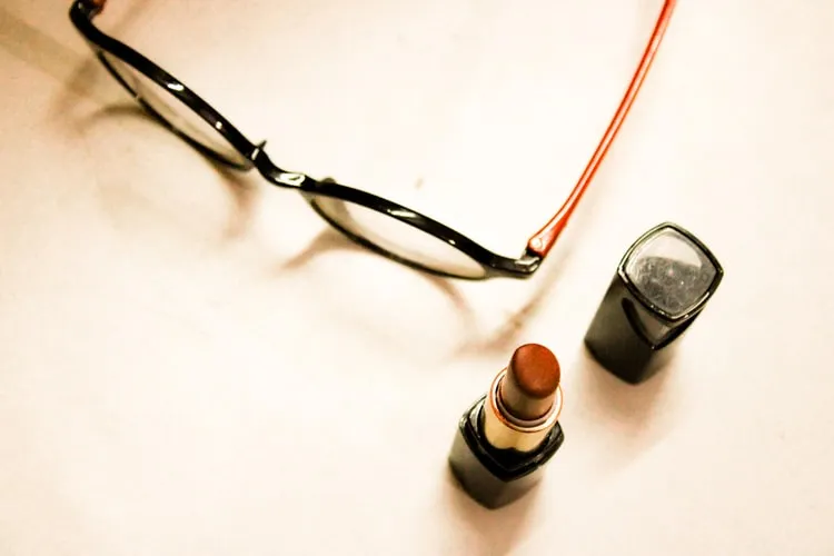 5 Alasan Kenapa Cewek Selalu Punya Lipstik Lebih dari Satu. Warnanya Sih Itu-Itu Aja :( 7