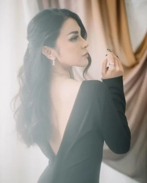 Manisnya 10 Potret Pre-wedding Kevin Aprilio dan Vicy Melanie. Serba Hitam Namun Tetap Elegan! 15