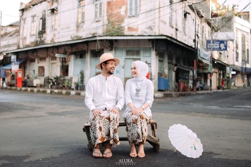 13 Ide Pre-wedding Unik dengan Latar Pertokoan. Sarat Kesan Jalanan yang Sedang Kekinian! 18