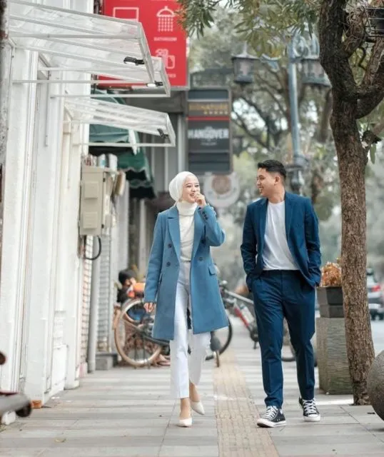 13 Ide Pre-wedding Unik dengan Latar Pertokoan. Sarat Kesan Jalanan yang Sedang Kekinian! 19