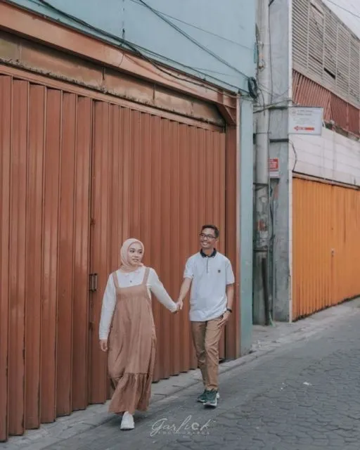 13 Ide Pre-wedding Unik dengan Latar Pertokoan. Sarat Kesan Jalanan yang Sedang Kekinian! 20