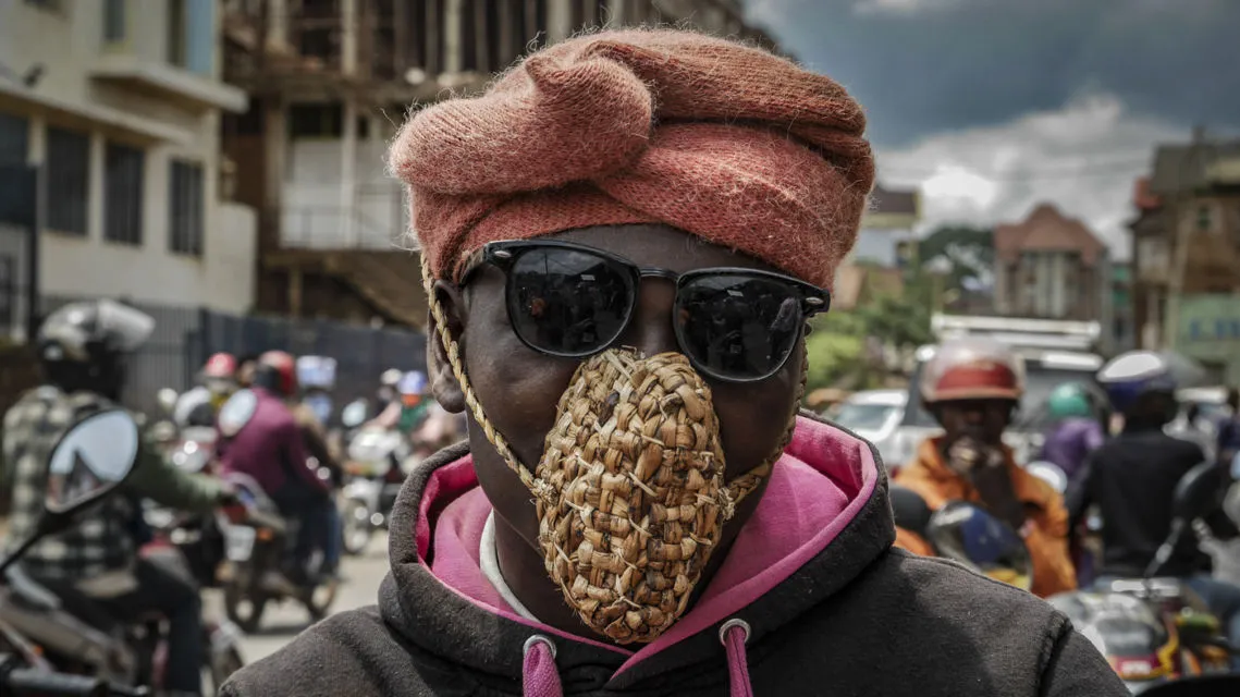 11 Potret Kocaknya Orang-Orang Pakai Masker. Pantesan Pandemi Nggak Kunjung Usai! :( 16