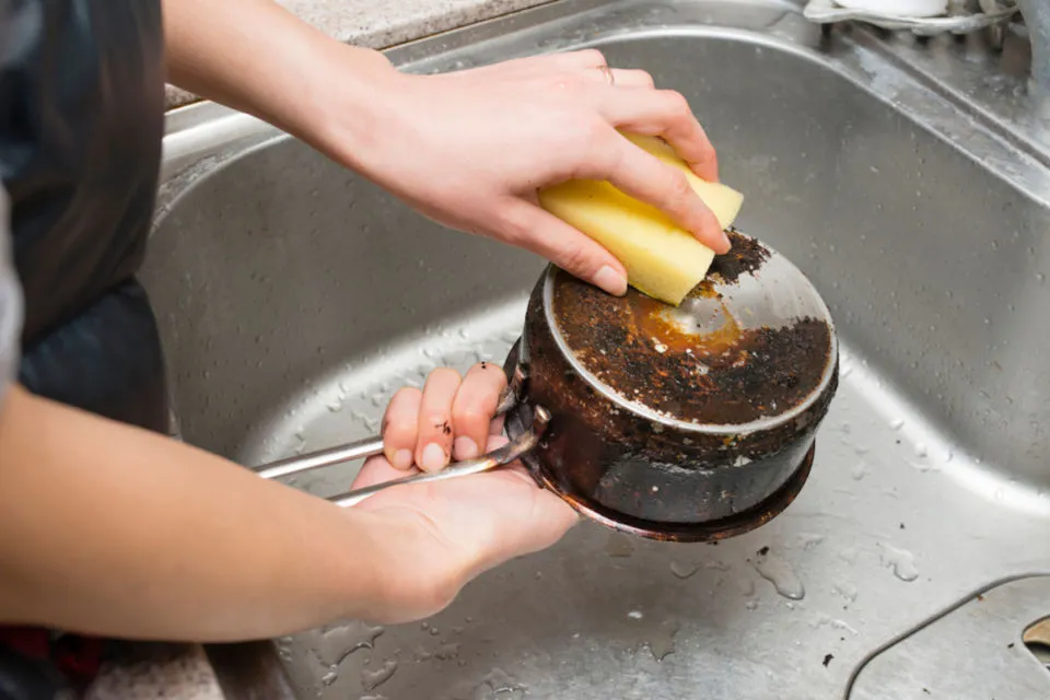 6 Manfaat Lain Pemutih Pakaian Selain Menginclongkan Cucian. Kerak di Perabot Mulus Kembali! 11