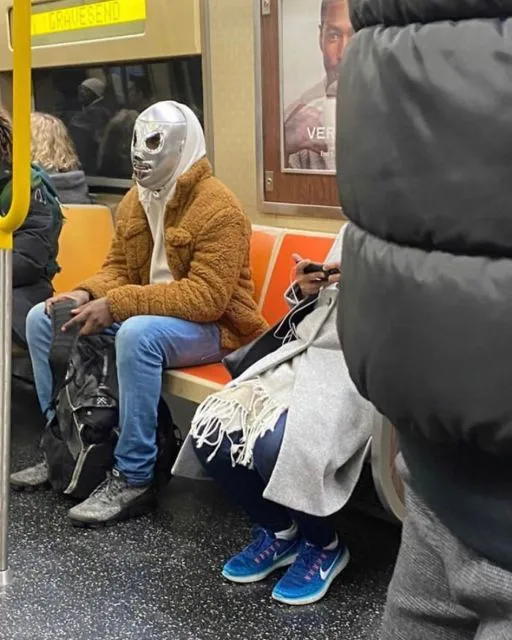 11 Potret Kocaknya Orang-Orang Pakai Masker. Pantesan Pandemi Nggak Kunjung Usai! :( 19