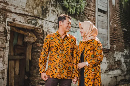 9 Ide Foto Prewedding dalam Setelan Batik. Jauh dari Kesan Kaku, Justru Terlihat Lebih Estetik! 10