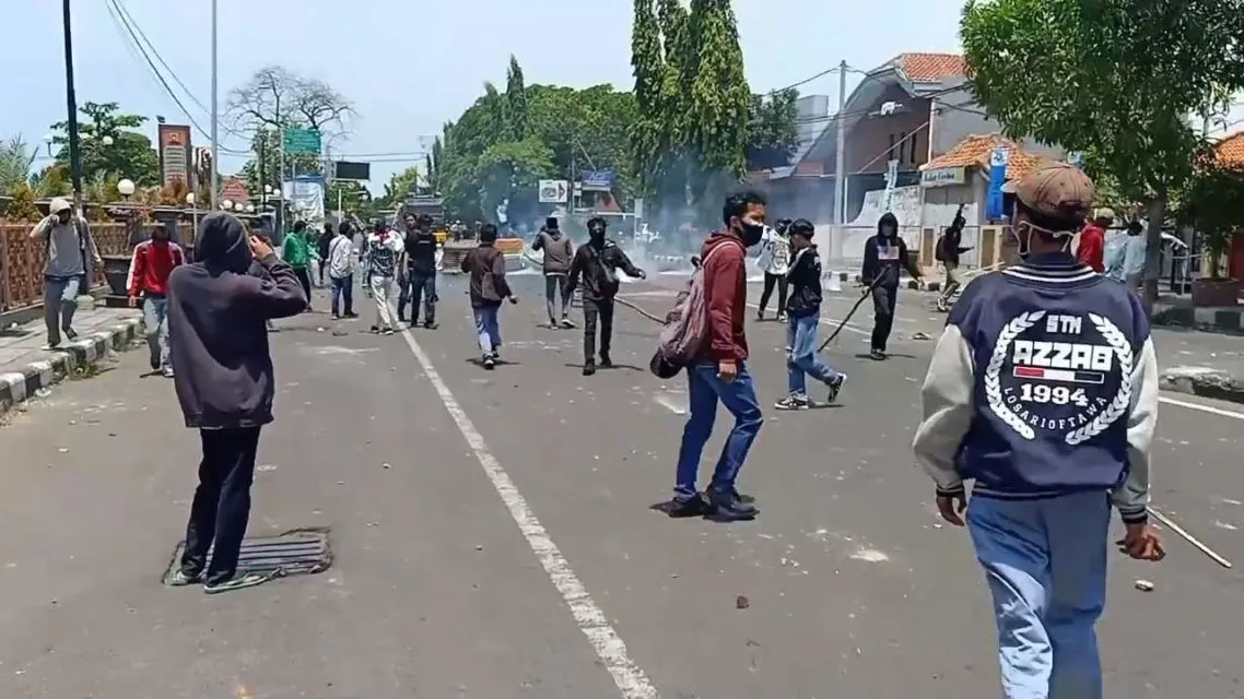 Aksi Damai Nggak Pernah Didengar, Giliran Rusuh Dinyinyirin. Memang Paling Bener Demo Masak~ 8
