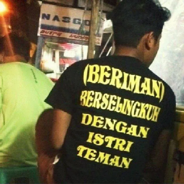 Deretan Kaus Bertulisan Absurd ini Bikin Kita Gagal Fokus. Ini mah Polusi Mata dan Visual! :( 16