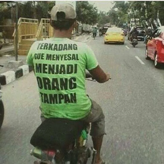 Deretan Kaus Bertulisan Absurd ini Bikin Kita Gagal Fokus. Ini mah Polusi Mata dan Visual! :( 15